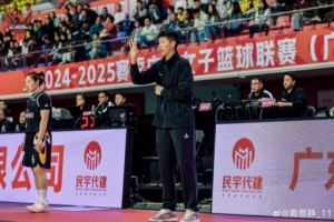一位女篮主教练，给自己布置了一个战术
